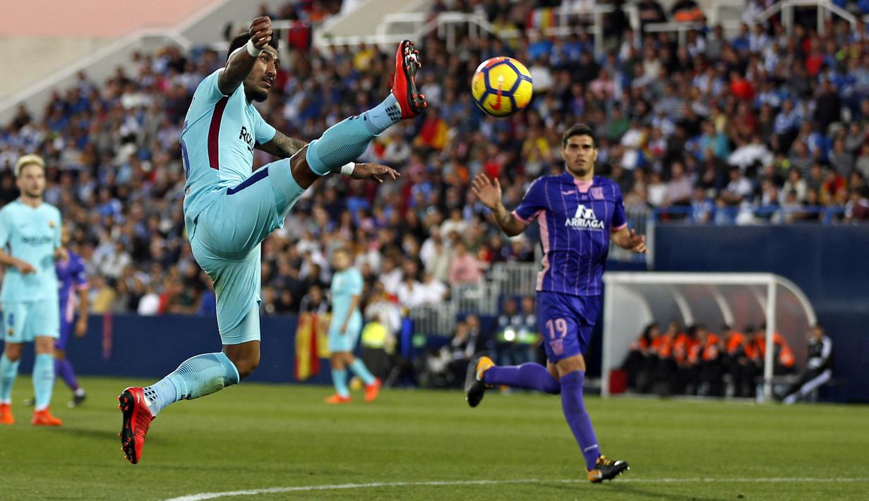 Gelandang Barcelona, Paulinho, berusaha mengontrol bola saat melawan Leganes pada laga La Liga Spanyol di Stadion Butarque, Leganes, Sabtu (18/11/2017). Leganes kalah 0-3 dari Barcelona. (AP/Francisco Seco)