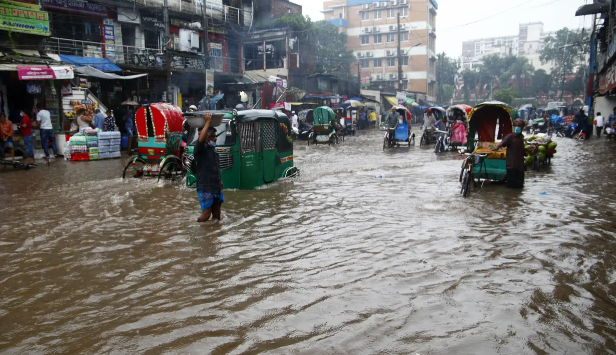 Sebuah jalan yang tergenang banjir di Dhaka, Bangladesh (21/7/2020). Hujan lebat monsun meluluhlantakkan Dhaka dengan beberapa kendaraan terperangkap di jalanan yang tergenang air dan orang-orang terjebak di rumah mereka akibat banyak daerah dataran rendah yang dilanda banjir. (Xinhua)