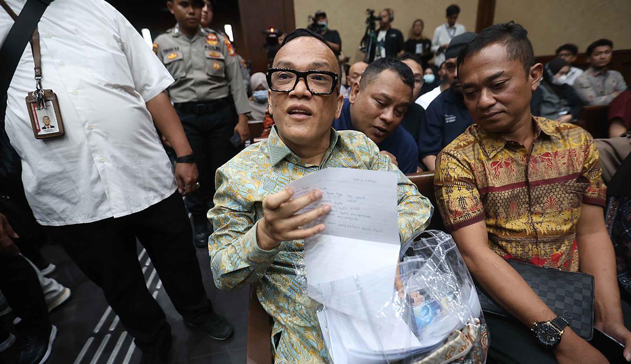 Selain Immanuel Ebenezer, terdapat 10 tersangka lain yang juga menjalani persidangan untuk mendengarkan pembacaan dakwaan. Tampak dalam foto, tersangka kasus dugaan pemerasan dalam pengurusan sertifikat K3 di Kementerian Ketenagakerjaan yang juga mantan Wakil Menteri Ketenagakerjaan (Wamenaker), Immanuel Ebenezer Gerungan (kiri) sesaat sebelum mengikuti persidangan di Pengadilan Tindak Pidana Korupsi (Tipikor) Jakarta pada Pengadilan Negeri Jakarta Pusat, Senin (19/1/2026). (Kapanlagi.com/Budy Santoso)