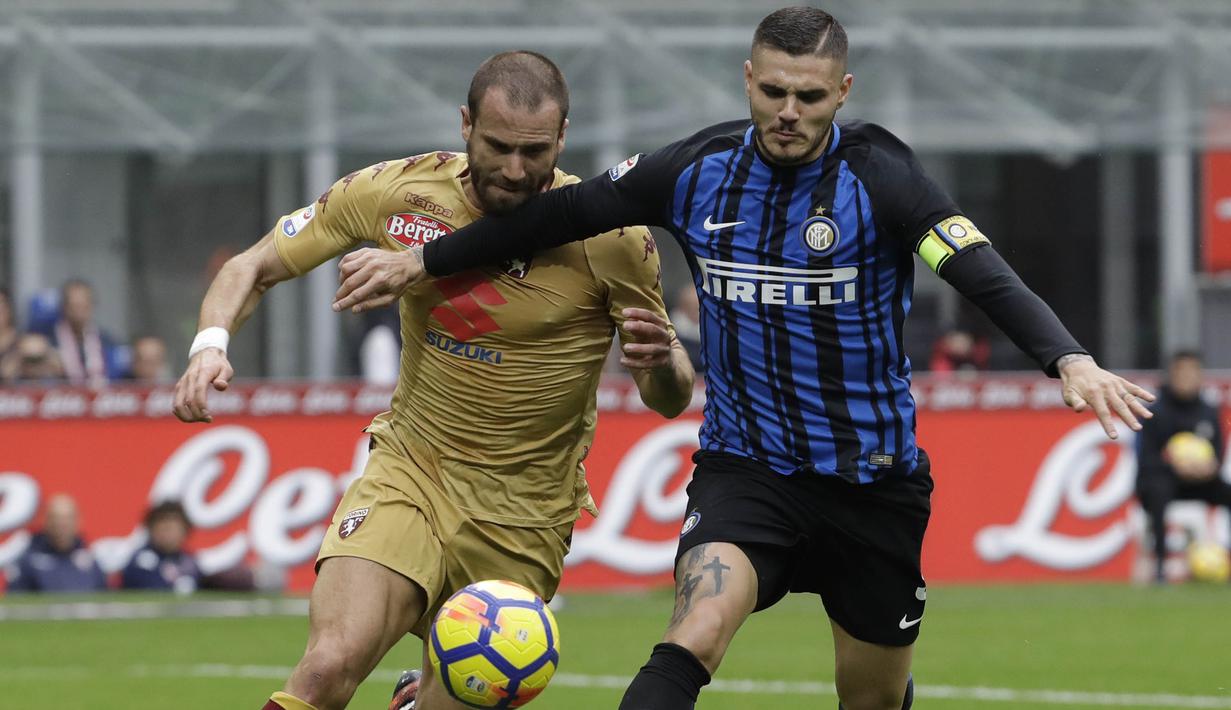 Striker Inter Milan, Mauro Icardi, berusaha melewati bek Torino, Lorenzo De Silvestri, pada laga Serie A Italia di Stadion San Siro, Milan, Minggu (5/11/2017). Kedua klub bermain imbang 1-1. (AP/Luca Bruno)