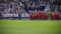 Liverpool meraih kemenangan 3-1 atas&nbsp;Preston North End pada laga pramusim di&nbsp;Deepdale, Minggu (13/07/2025) malam WIB. Sebelum duel digelar, kedua tim melakukan&nbsp;minutes of silence untuk mendiang Diogo Jota yang meninggal dalam kecelakaan lalu lintas, 3 Juli lalu. (AFP/Oli Scarff)