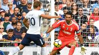 Kiper Juventus, Gianluigi Buffon, beusaha mengamankan gawangnya dari striker Tottenham, Harry Kane, pada laga persahabatan di Stadion Wembley, London, Sabtu (5/8/2017). Tottenham menang 2-0 atas Juventus. (AFP/Olly Greenwood)