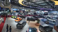 Pengunjung menyaksikan deretan mobil terbaru saat Exclusive Media Day GAIKINDO Indonesia International Auto Show (GIIAS) 2026 di Indonesia Convention Exhibition (ICE) BSD City, Tangerang, Rabu, 29 Juli 2026. (KLY/ Budy Santoso)