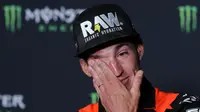 Aleix Espargaro menangis saat umumkan pensiun dari ajang MotoGP pada pengujung musim 2024. (LLUIS GENE / AFP)