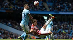 Duel antara pemain Manchester City dan Stoke City dalam laga Liga Inggris di Stadion Etihad, Manchester, Sabtu (23/4/2016). (AFP/Oli Scarff)