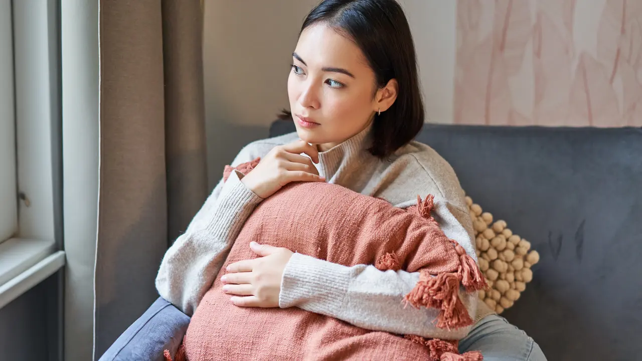wanita agustus di sofa