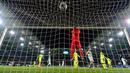 Kiper Gent, Matz Sels, gagal membendung tendangan pemain Wolfsburg, Andre Schuerrle, dalam laga leg kedua babak 16 besar Liga Champions di Stadion Volkswagen, Wolfsburg, Jerman, (8/3/2016). (AFP/John Macdougall)