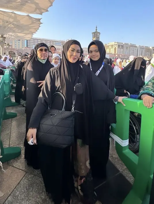 Keduanya pun kompak mengenakan kerudung instan hitam panjang nan syari. Terlihat, Krisdayanti membawa tas Parda hitam yang cukup besar.  [@krisdayantilemos]