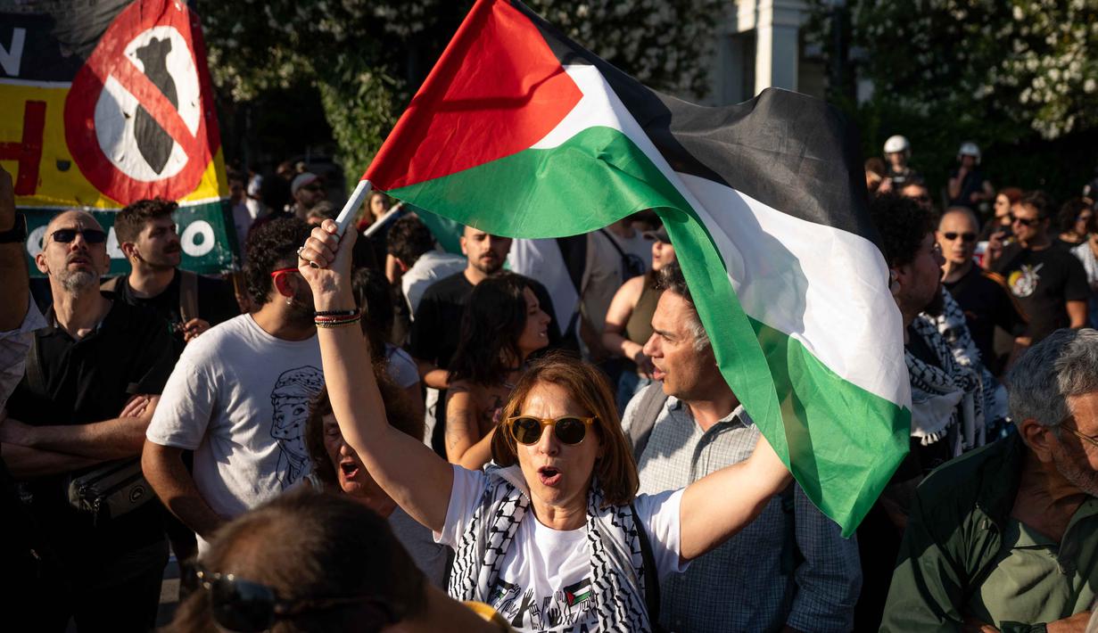 Warga menggelar aksi unjuk rasa menentang pencegatan Armada Solidaritas Global oleh Angkatan Laut Israel di luar Kementerian Luar Negeri, Athena, Yunani, pada 18 Mei 2026. (Aggelos NAKKAS/AFP)