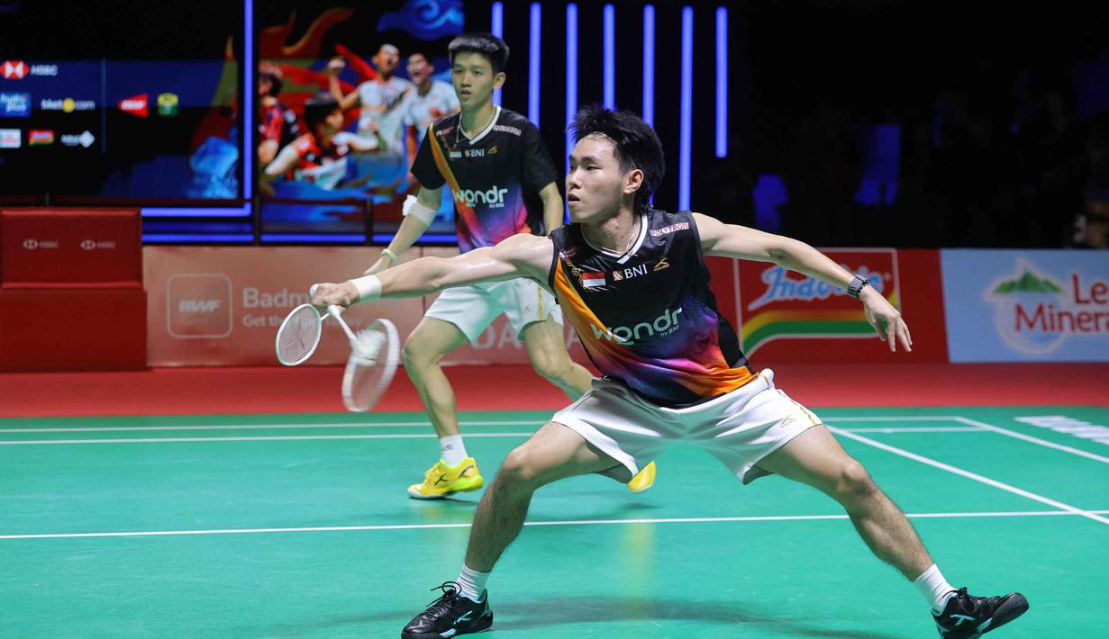 Beberapa kali momentum Raymond Indra/Nikolaus Joaquin mendapat tambahan poin hilang, hingga akhirnya menyerah tipis 19-21 pada set pembuka. Tampak dalam foto, pebulu tangkis ganda putra Indonesia, Raymond Indra/Nikolaus Joaquin saat bertanding melawan wakil Malaysia, Goh Sze Fei/Nur Izzuddin Rumsani pada final Indonesia Masters 2026 di Istora Gelora Bung Karno, Senayan, Jakarta, Minggu (25/1/2026). (Bola.com/Bagaskara Lazuardi)