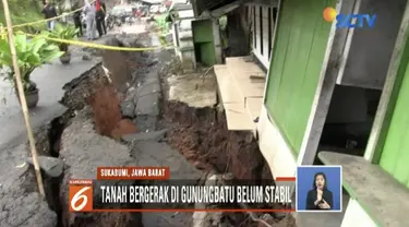 Akibat jalan ambles di Gunungbatu, Sukabumi, petugas berlakukan sistem buka tutup dua arah untuk kendaraan.