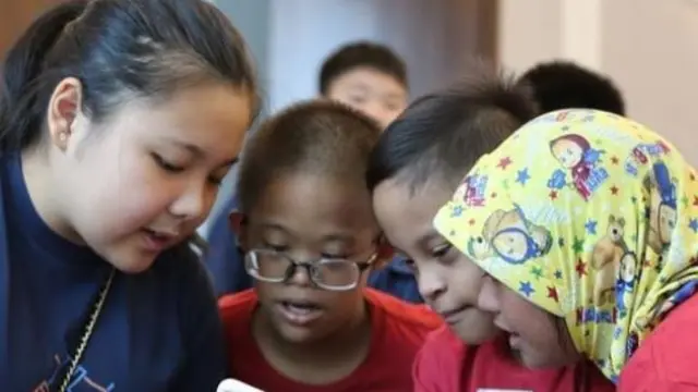 Carys Mihardja bersama anak-anak down syndrome di Carys Care