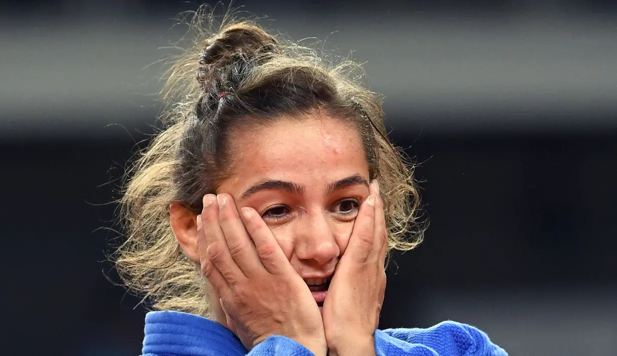 Ekspresi atlet Kosovo, Majlinda Kelmendi  setelah meraih emas pada cabang judo putri Olimpiade 2016 di Rio de Janeiro, Minggu (7/8). Kelmendi yang merupakan peringkat dua di kelas 52kg mengalahkan Odette Giuffrida asal Italia. (Toshifumi Kitamura/AFP)
