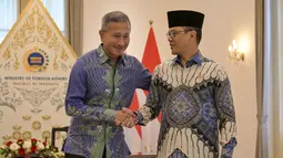 Pertemuan kedua menteri tersebut untuk memperkuat hubungan bilateral antara Indonesia dan Singapura. Tampak dalam foto, Menteri Luar Negeri Indonesia Sugiono (kanan) berjabat tangan dengan Menteri Luar Negeri Singapura Vivian Balakrishnan saat pertemuan mereka di Gedung Kementerian Luar Negeri, Jakarta pada Selasa 12 Mei 2026. (BAY ISMOYO/AFP)