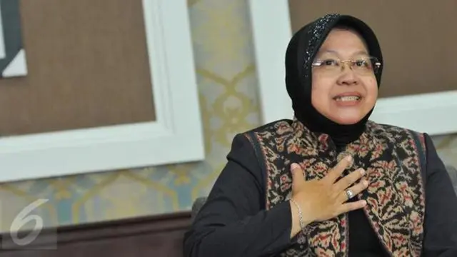 [Bintang] Gara-gara Ini Wali Kota Surabaya Tri Rismaharini Bersujud dan Minta Maaf di Depan Para Takmir