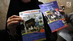Calon jamaah umrah menunjukkan brosur agen perjalanan yang diduga melakukan penipuan di Bareskrim Mabes Polri, Jakarta, Senin (5/2). Sejumlah calon jamaah umrah mendatangi Bareskrim Polri untuk melaporkan dugaan penipuan. (Liputan6.com/Helmi Fithriansyah)