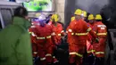 Tim penyelamat mengevakuasi korban di lokasi ledakan tambang batu bara di Pingyao, di provinsi Shanxi utara China (19/11/2019). Kantor berita resmi China, Xinhua melaporkan 11 penambang berhasil menyelamatkan diri. (AFP Photo)