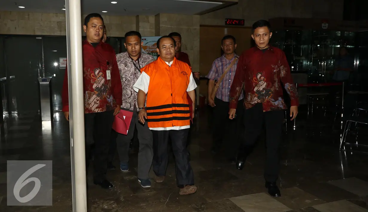 Direktur Utama PT Otoda Sukses Mandiri Abadi (OSMA) Group Hartoyo ditahan KPK usai menjalani pemeriksaan oleh penyidik di Gedung KPK, Jakarta, Jumat (21/10). (Liputan6.com/Helmi Afandi)