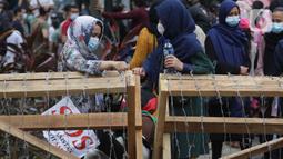 Pencari suaka asal Afghanistan melakukan aksi unjuk rasa di depan Kantor UNHCR, Jalan Kebon Sirih, Jakarta, Selasa (24/8/2021). Aksi ini akhirnya dibubarkan pihak kepolisian karena menimbulkan kerumunan dan kemacetan di sekitar lokasi. (Liputan6.com/Helmi Fithriansyah)