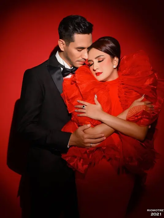 Dalam pemotretan terbarunya bersama Rio Motret, Donna Agnesia dan Darius Sinathrya tampil serasi dalam busana yang mewah. Darius tampil keren dengan setelah jasnya dan Donna Agnesia tampil anggun dalam balutan gaun merahnya. (Liputan6.com/IG/riomotret)