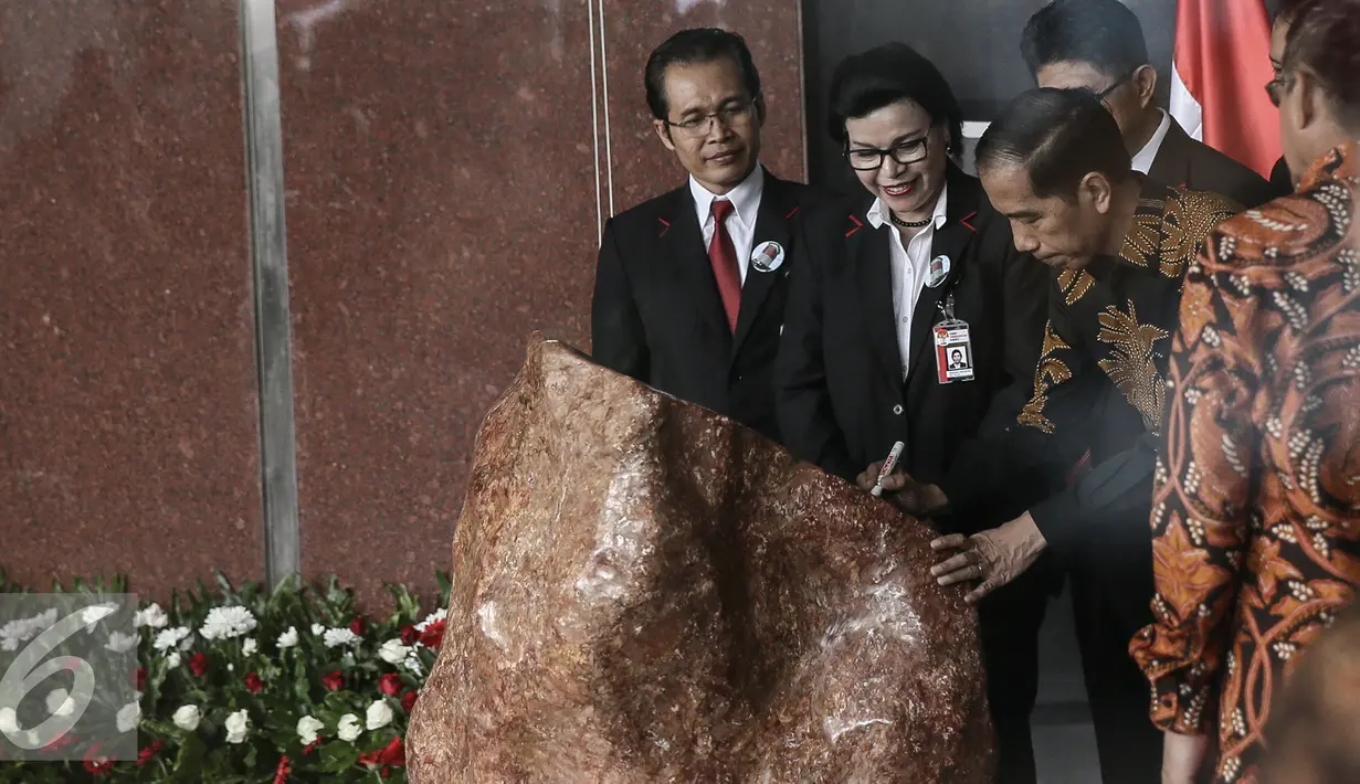 Presiden Joko Widodo menandatangani prasasti sebagai tanda peresmian gedung baru KPK di Jakarta, Selasa (29/12). Gedung baru ini berlantai 16 Namun, penggunaan gedung ini baru bisa digunakan pada Maret mendatang. (Liputan6.com/Faizal Fanani)