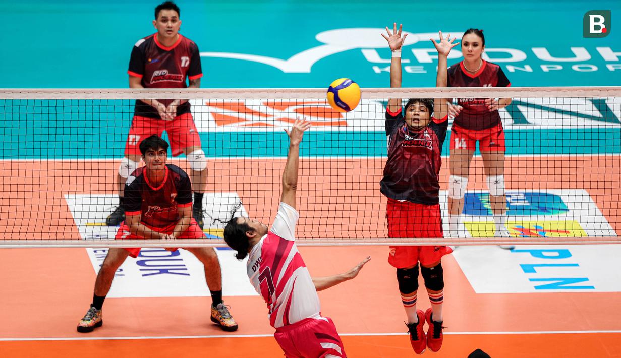 Pemain Red Phoenix, Jirayut Afisan, beraksi saat melawan Pink Dragon pada laga bertajuk Fun Volley Ball di Indonesia Arena, Jakarta, Sabtu (20/4/2024). (Bola.com/Bagaskara Lazuardi)