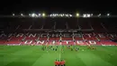 Suasana latihan para pemain Sevilla jelang menghadapi Manchester United pada leg kedua babak 16 besar Liga Champions di stadion Old Trafford di Manchester, Inggris (12/3). Pada leg pertama Sevilla bermain imbang 0-0 atas MU. (AFP Photo/Oli Scarff)