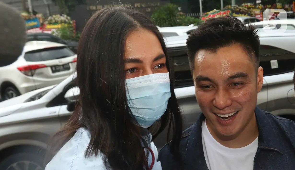 Pasangan selebritis Baim Wong dan Paula Verhoeven saat tiba di Polres Jakarta Selatan, Jumat (7/10/2022). Didampingi penasihat hukum, pasangan suami-istri itu tiba di pelataran Polres Metro Jakarta Selatan pada pukul 13.45 WIB. (Liputan6.com/Herman Zakharia)