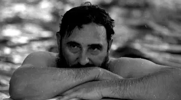 Mantan presiden Kuba Fidel Castro saat berada di kolam renang saat berkunjung ke Rumania dalam file foto 28 Mei 1972 ini. Castro mengembuskan napas terakhir pada usia 90 tahun. (REUTERS/Prensa Latina File Photo)