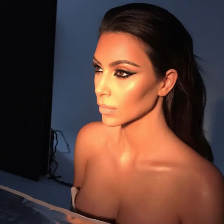 Tampil glamour dan elegan dengan makeup ala Kim Kardashian. (Sumber Foto: Instagram/@kimkardashian, Digital Imaging: Nurman Abdul Hakim/Bintang.com)