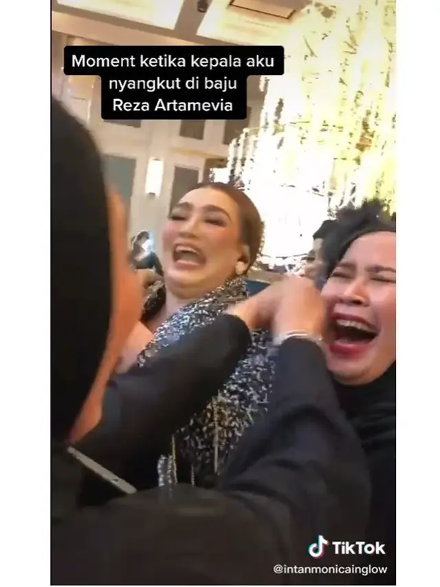 Niat Foto Bareng, Hijab Wanita Ini Malah Nyangkut di Baju Reza Artamevia