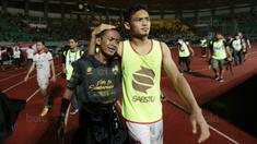 Gelandang Persis Solo, Bayu Nugroho, menenangkan suporter yang menangis usai takluk dari Kalteng Putra FC pada laga Liga 2 di Stadion Patriot, Bekasi, Senin (13/11/2017). Persis Solo kalah 0-1 dari Kalteng Putra FC. (Bola.com/M Iqbal Ichsan)