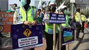 Petugas kepolisian saat mengamankan unjuk rasa buruh di kawasan Patung Kuda, Jakarta, Selasa (1/8/2015). Mereka menuntut pemerintah menghentikan gelombang PHK yang mengancam akibat melemahnya nilai tukar rupiah terhadap dolar.(Liputan6.com/Gempur M Surya)
