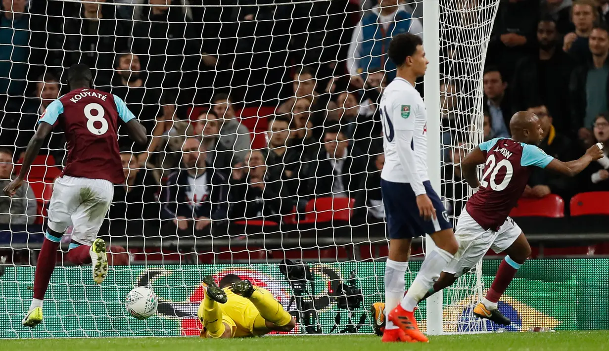 Pemain West Ham,  Andre Ayew berselebrasi setelah mencetak gol gawang Tottenham Hotspur pada babak keempat Piala Liga Inggris di Wembley, Kamis (26/10). The Spurs tersingkir dari Piala Liga setelah dikalahkan West Ham 2-3 (AP Photo/Kirsty Wigglesworth)