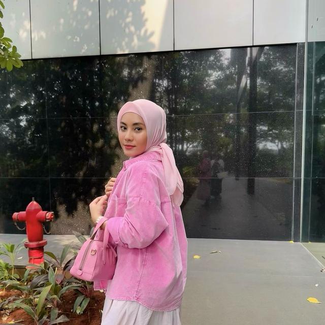6 Potret Bunga Fathia Kakak Rey Bong Jarang Tersorot, Kenal dengan Rekan Artis