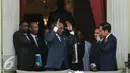 Presiden Jokowi berbincang dengan Presiden Presiden Guinea, Alpha Conde di Istana Merdeka, Jakarta, Rabu (3/8). Kunjungan Presiden Guinea untuk membahas hubungan bilateral kedua negara tersebut. (Liputan6.com/Faizal Fanani)