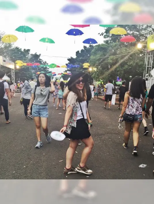 Selain cantik, Ashrida Dwi juga remaja yang suka gaul. Anak komedian Parto Patrio itu terlihat menghadiri We The Fest, sebuah festival musik tahunan. (instagram.com/ashridadwi)
