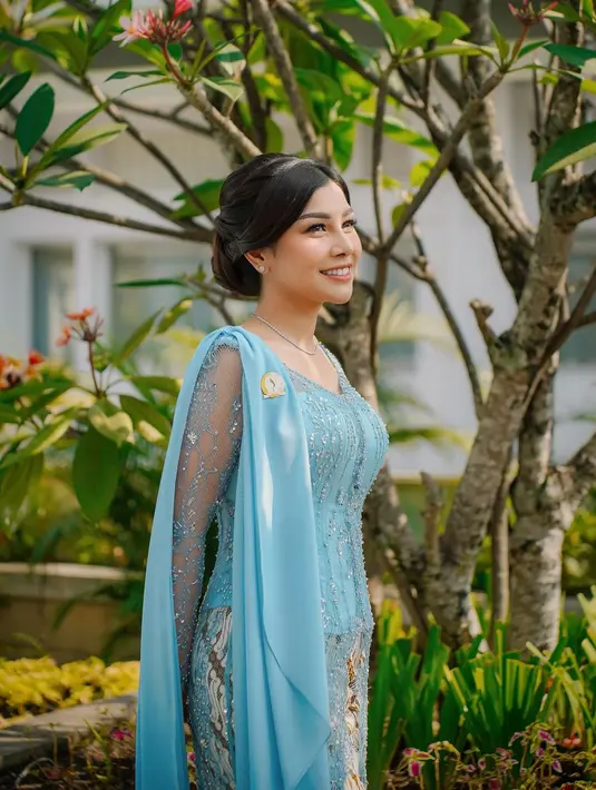 Di momen ini, Nisya Ahmad memilih tampil memesona dibalut kebaya biru muda. [Foto: Instagram/nissyaa]
