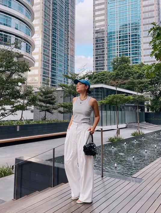 <p>Effortlessly stylish, kamu bisa memadukan tank top dengan celana baggy warna putih. Tambahkan aksesori berupa topi biar gaya makin chic! (Instagram/ayladimitri).</p>
<p> </p>