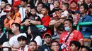 Suporter Cilik saat menyaksikan pertandingan Persija Jakarta melawan Arema FC pada laga BRI Liga 1 di Stadion Patriot Candrabhaga, Bekasi, Minggu (12/2/2023). Tribun penonton tertib tanpa asap membuat anak-anak bisa hadir langsung ke stadion. (Bola.com/M Iqbal Ichsan)