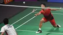 Pebulu tangkis Indonesia, Jonatan Christie (kanan) mengembalikan kok saat bertanding melawan Kenta Nishimoto asal Jepang dalam semifinal tunggal putra Asian Games 2018 di Jakarta, Senin (27/8). Jonatan menang lewat rubber game. (SONNY TUMBELAKA/AFP)