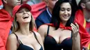 Para wanita cantik Albania mendukung negaranya saat laga Grup A Piala Eropa 2016 melawan Prancis di Stade Velodrome, Prancis, Kamis (15/6/2016). (AFP/Franck Fife)