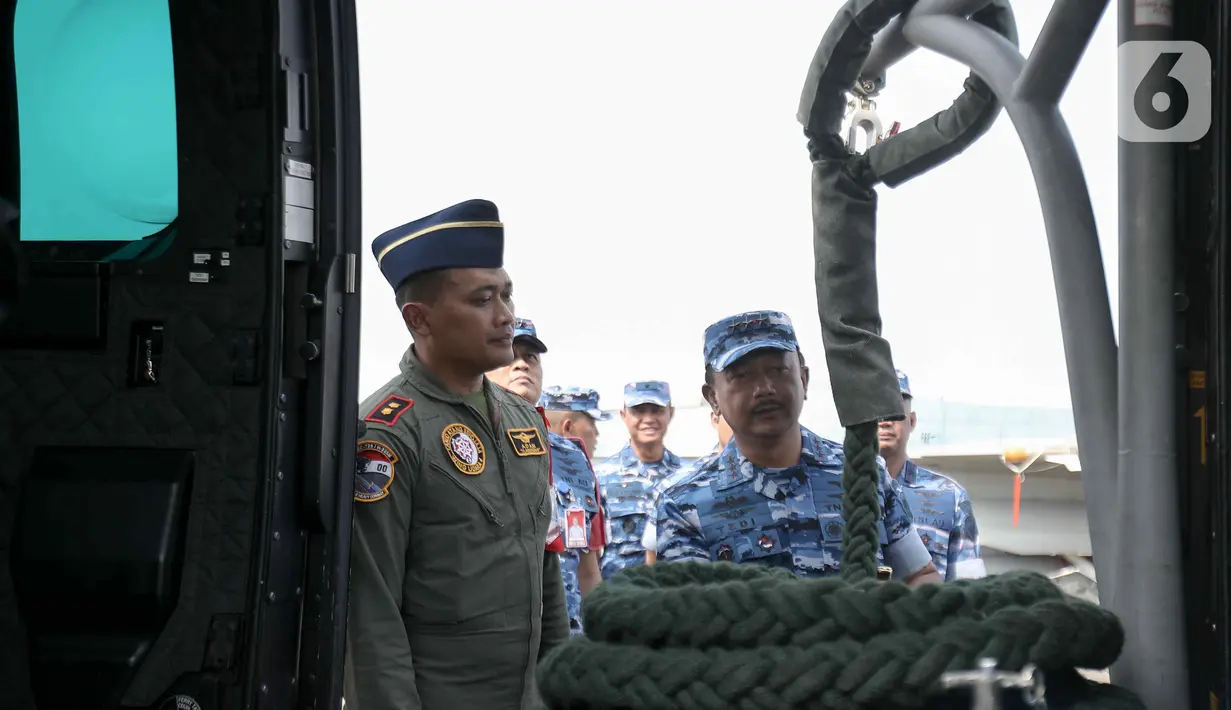 TNI AU juga mengerahkan empat F-16 dari Skadron Udara 16 Wing Udara 6 Lanud Roesmin Nurjadin untuk mengawal kedatangan pesawat-pesawat tamu negara saat pelantikan presiden dan wakil presiden terpilih. (Liputan6.com/Herman Zakharia)