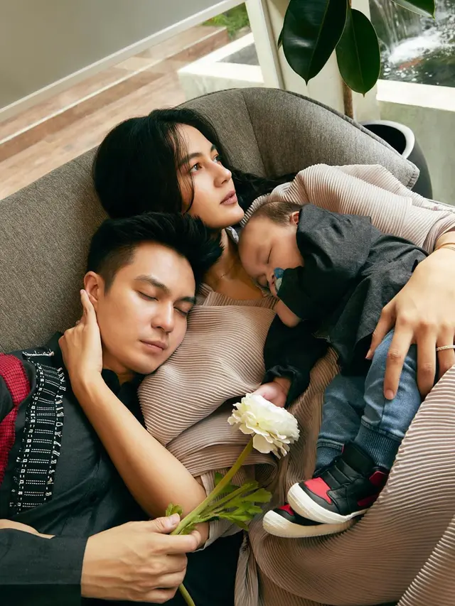 7 Gaya Pemotretan Keluarga Kecil Baim Wong, Pose Kiano Jadi Sorotan