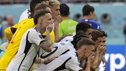 Para pemain timnas Jerman melakukan gestur menutupi mulut saat sesi foto jelang pertandingan Grup E Piala Dunia 2022 Qatar melawan Jepang di Stadion Internasional Khalifa di Doha, Rabu (23/11/2022). Federasi Sepak Bola Jerman (DFB) pun memberikan penjelasan terkait pose tutup mulut para pemain Timnas Jerman di Piala Dunia 2022. (AP Photo/Eugene Hoshiko)