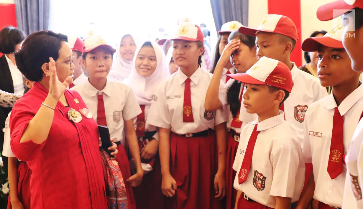 Para murid mendengarkan Menlu Retno Marsudi menjelaskan gedung Pancasila, Jakarta, Kamis (1/6). Gedung ini menjadi saksi sejarah saat Presiden Soekarno yang merupakan anggota BPUPKI berpidato di sidang BPUPKI pada 1 Juni 1945. (Liputan6.com/Angga Yuniar)
