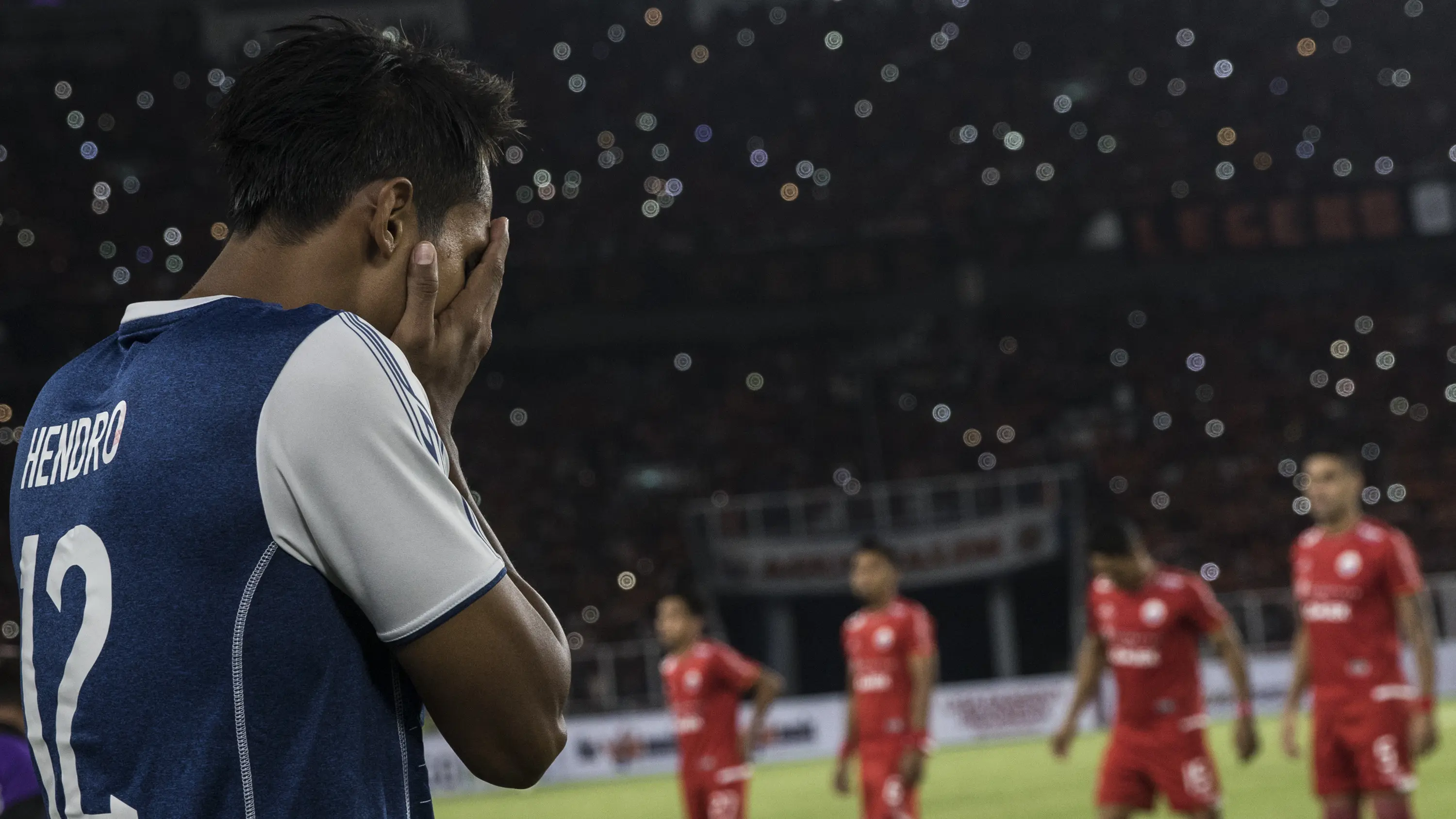 Bek Arema FC, Hendro Siswanto, berdoa sebelum melawan Persija Jakarta pada laga Liga 1 di SUGBK, Jakarta, Sabtu (31/3/2018). Persija menang 3-1 atas Arema FC. (Bola.com/Vitalis Yogi Trisna)