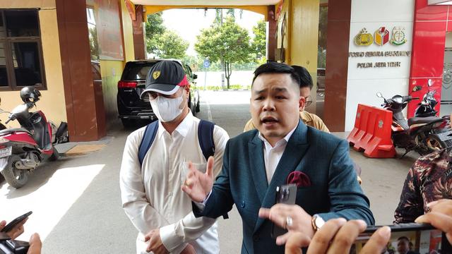 Ferry Irawan bersama pengacaranya, Jeffrey Simatupang di Mapolda Jatim, Surabaya. (Dian Kurniawan/Liputan6.com)