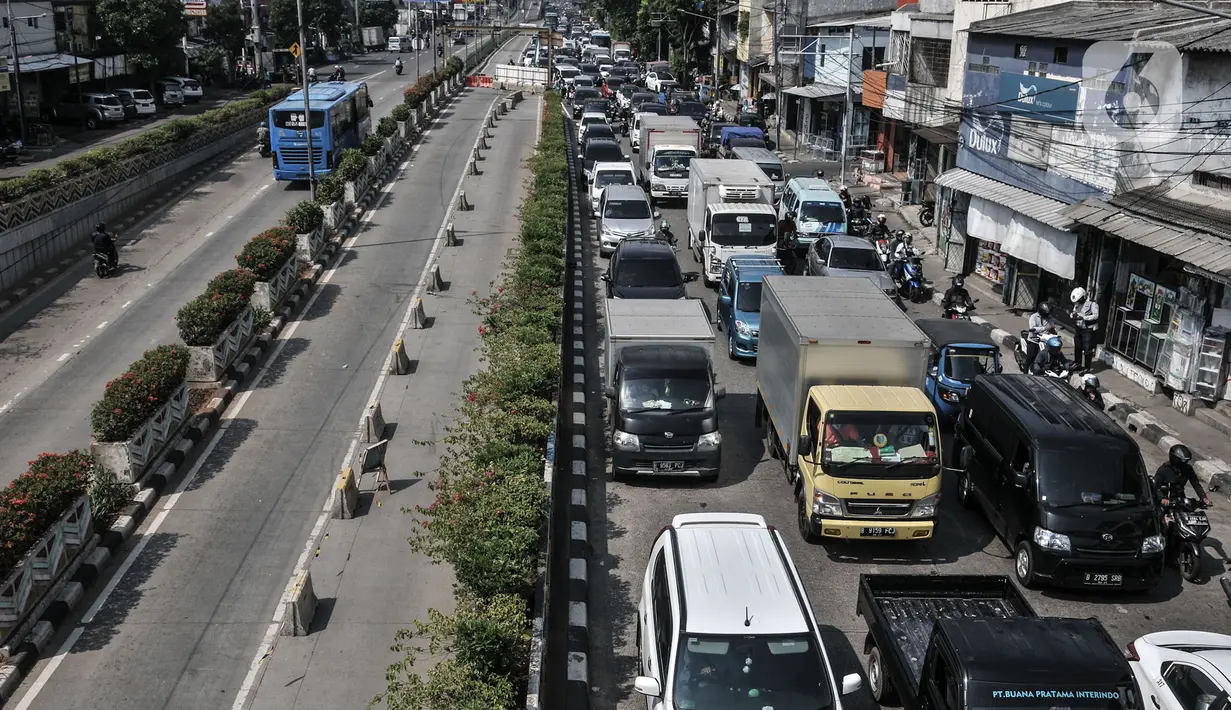 Kendaraan terjebak macet akibat penutupan Underpass Senen, Jakarta, Rabu (1/7/2020). Dishub DKI menutup ruas Underpass Senen dari arah Jalan Letjen Suprapto menuju Simpang Senen hingga akhir Juli 2020 guna memperlancar proyek pembangunan Underpass Senen Extension. (merdeka.com/Iqbal S. Nugroho)