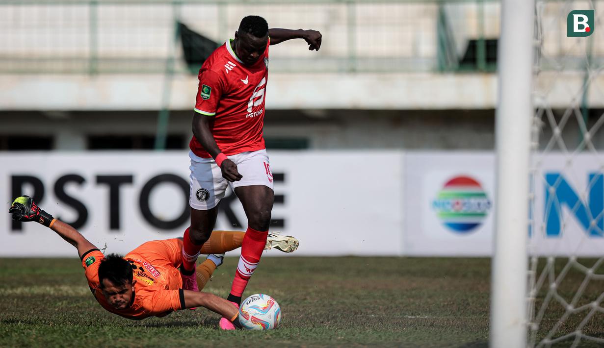 <p>Pemain FC Bekasi City, Ezechiel Ndouasel (kanan) berusaha melewati kiper PSIM Yogyakarta, Taopik Hidayat pada laga lanjutan Grup B Pegadaian Liga 2 2023/2024 antara FC Bekasi City melawan PSIM Yogyakarta di Stadion Singaperbangsa, Kabupaten Karawang, Jawa Barat, Senin (06/11/2023). (Bola.com/Bagaskara Lazuardi)</p>